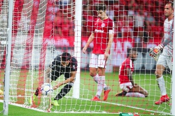 Galo derrotou Internacional no Beira-Rio com gols de Cazares e Terans; D'Alessandro descontou de pênalti
