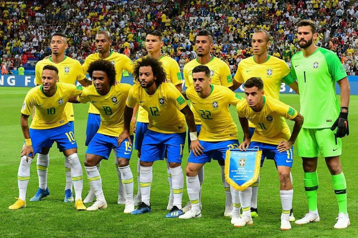 2018 - Uniforme principal foi, novamente, simples em 2018, na Rssia, apenas com a gola verde