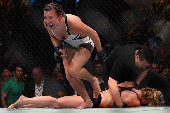 Miesha Tate finaliza Holly Holm com mata-leão, no quinto round, e conquista cinturão peso galo