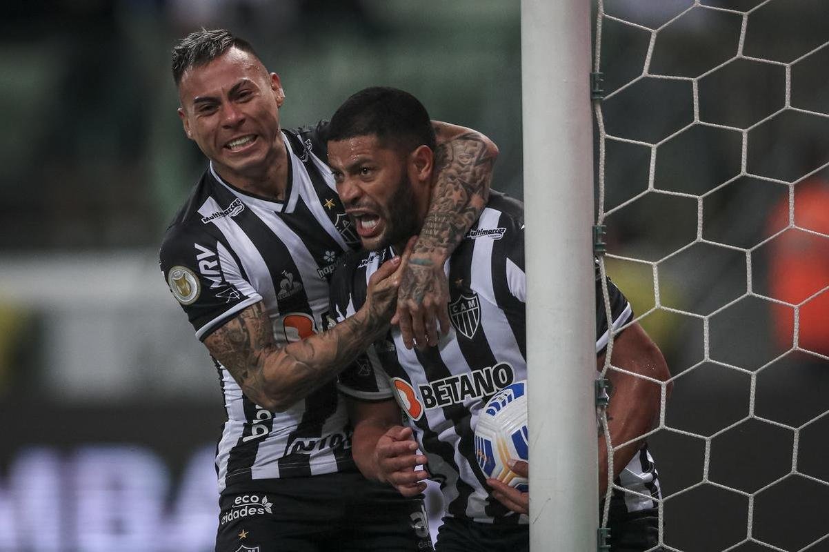 Hulk empatou novamente o jogo para o Atltico: 2 a 2