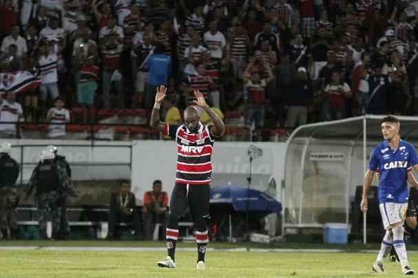 No Campeonato Brasileiro, o atacante de 37 anos faz histria. Foi o nico na era dos pontos corridos a marcar dois gols em cada uma das trs primeiras partidas da Srie A. Saiu do Santa Cruz faltando uma rodada e com 13 gols anotados, sendo vice-artilheiro da competio 
