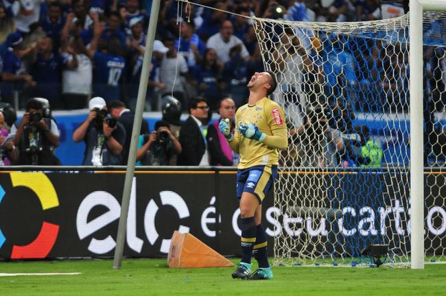 Fbio  o jogador que mais vestiu a camisa do Cruzeiro nestes cem anos. Foram 916 jogos. dolo histrico do clube, ele conquistou dois Campeonatos Brasileiros  (2013 e 2014); trs Copas do Brasil (2000, 2017 e 2018); e sete Campeonatos Mineiros (2006, 2008, 2009, 2011, 2014, 2018 e 2019).
