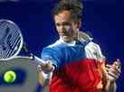 Tenistas russos são excluídos de disputas, mas não de torneios da ATP e WTA