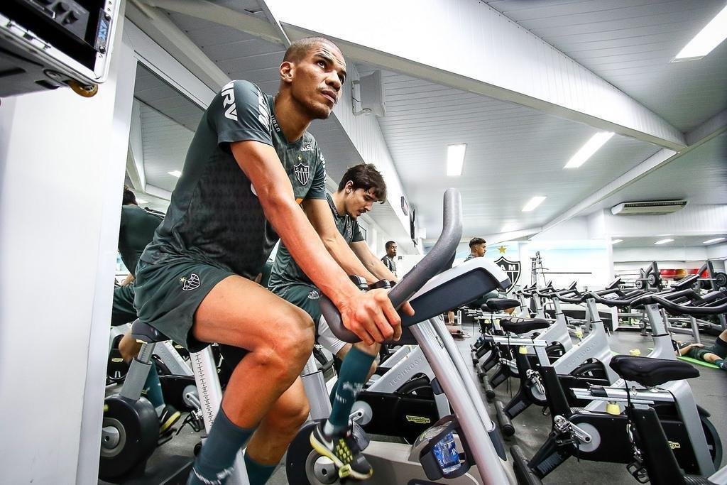 Depois da vitria por 3 a 0 sobre o Coimbra, em jogo-treino na Cidade do Galo, os jogadores do Atltico fizeram um trabalho fsico na academia do CT. Veja fotos