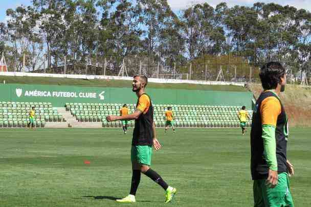 Fotos do treino do Amrica, nesta quarta-feira, no CT Lanna Drumond. Atividade com bola fechou preparao do Coelho para o clssico contra o Cruzeiro, marcado para esta quinta, s 21h, no Independncia, pela 23 rodada do Campeonato Brasileiro