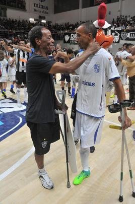 Jogo festivo e solidrio reuniu craques do futsal mineiro em BH