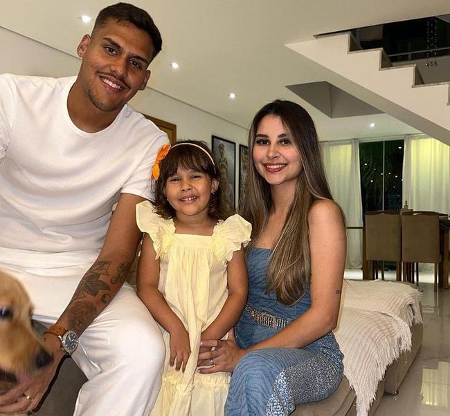 Goleiro Matheus Mendes com a família, em casa