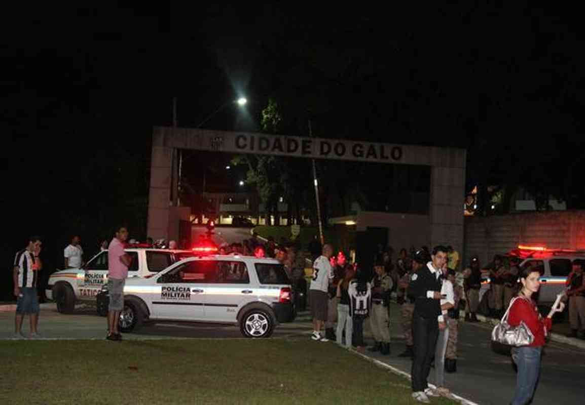 Torcedores protestam na porta da Cidade do Galo depois do clssico