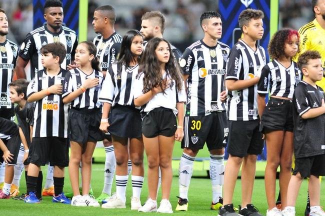 Mascotinhos do Atltico no jogo contra o Juventude, no Mineiro, pelo Campeonato Brasileiro de 2022