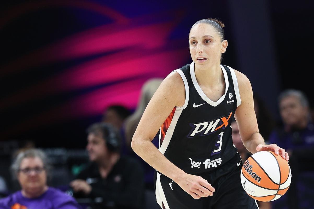 Diana Taurasi - Assim como Sue Bird, fez histria ao conquistar impressionantes cinco medalhas de ouro nos Jogos Olmpicos - tambm nas edies de Atenas, Pequim, Londres, Rio de Janeiro e Tquio. A ala atua no Phoenix Mercury e  casada com Penny Taylor.