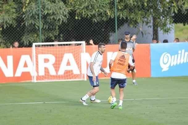 Seleo Argentina treinou nesta tera na Cidade do Galo com Lionel Messi. O craque cobrou faltas, afiou a pontaria e, em seguida, deixou a atividade mais cedo para se poupar. Na parte final, o tcnico Bauza orientou um trabalho em campo reduzido