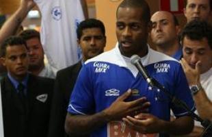 Apresentao do zagueiro Ded ao Cruzeiro. Jogador participou de ao de marketing, foi a supermercado e divulgou programa scio do futebol, que d desconto na compra de produtos