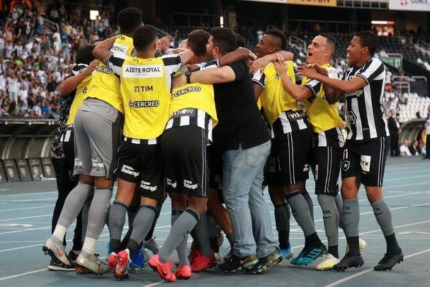 Fotos da vitória do Botafogo sobre o Atlético, por 2 a 1, no Engenhão, pela 18ª rodada do Brasileiro