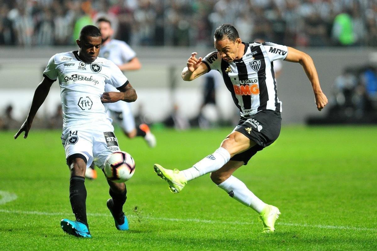 Galo deslanchou no segundo tempo com gols de Fbio Santos, de pnalti, e Vinicius