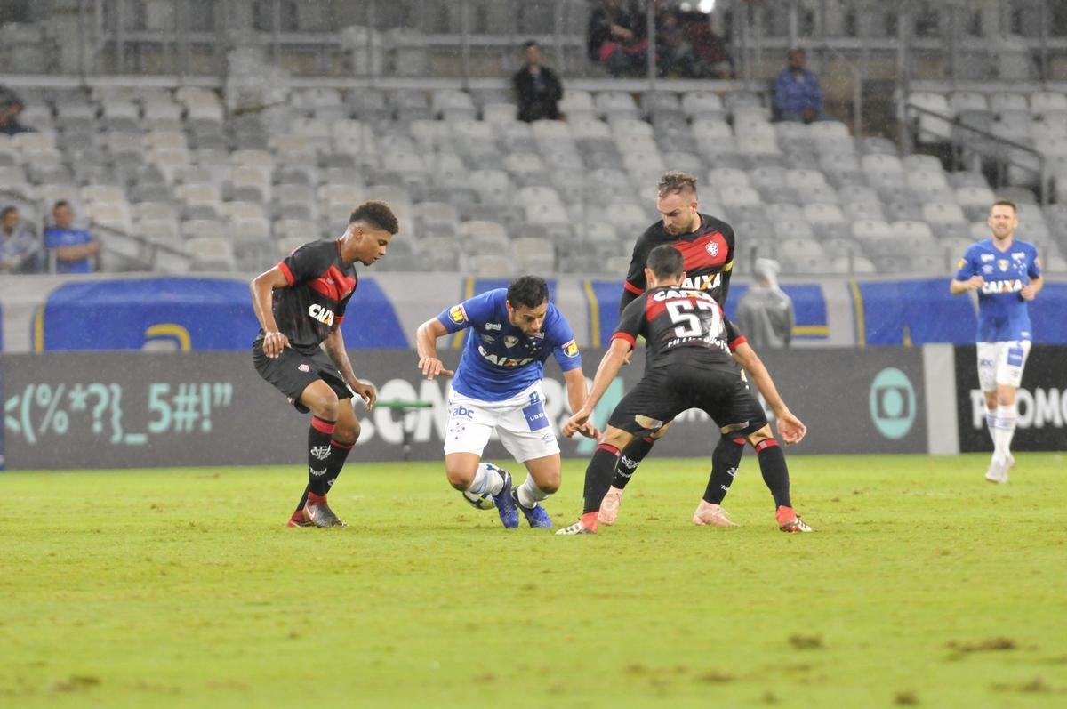 No segundo tempo, Fred marcou duas vezes e ampliou vantagem do Cruzeiro para 3 a 0
