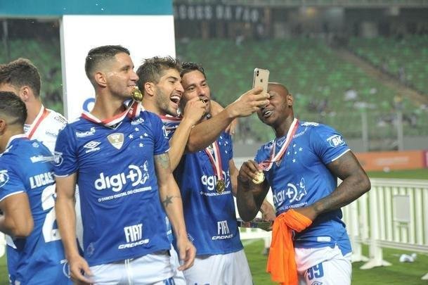 Entrega de medalhas e erguimento da taa: veja a festa do Cruzeiro com o bi do Mineiro