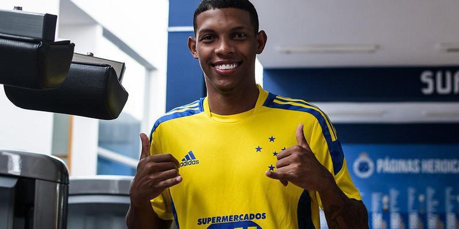 Vitor Leque, do Cruzeiro, recebeu o prmio de Revelao de 2021