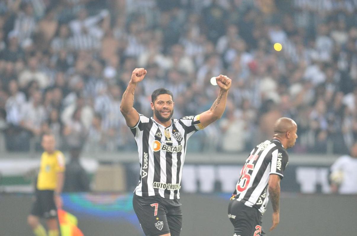 Hulk abriu o placar para o Galo com um golao: 1 a 0 Atltico