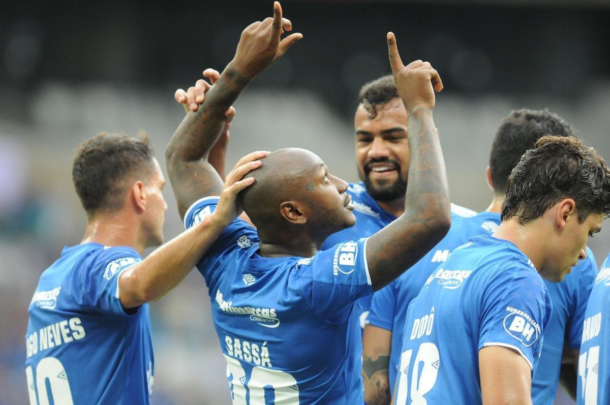 Sass abriu o placar para o Cruzeiro em cobrana de pnalti no primeiro tempo: 1 a 0