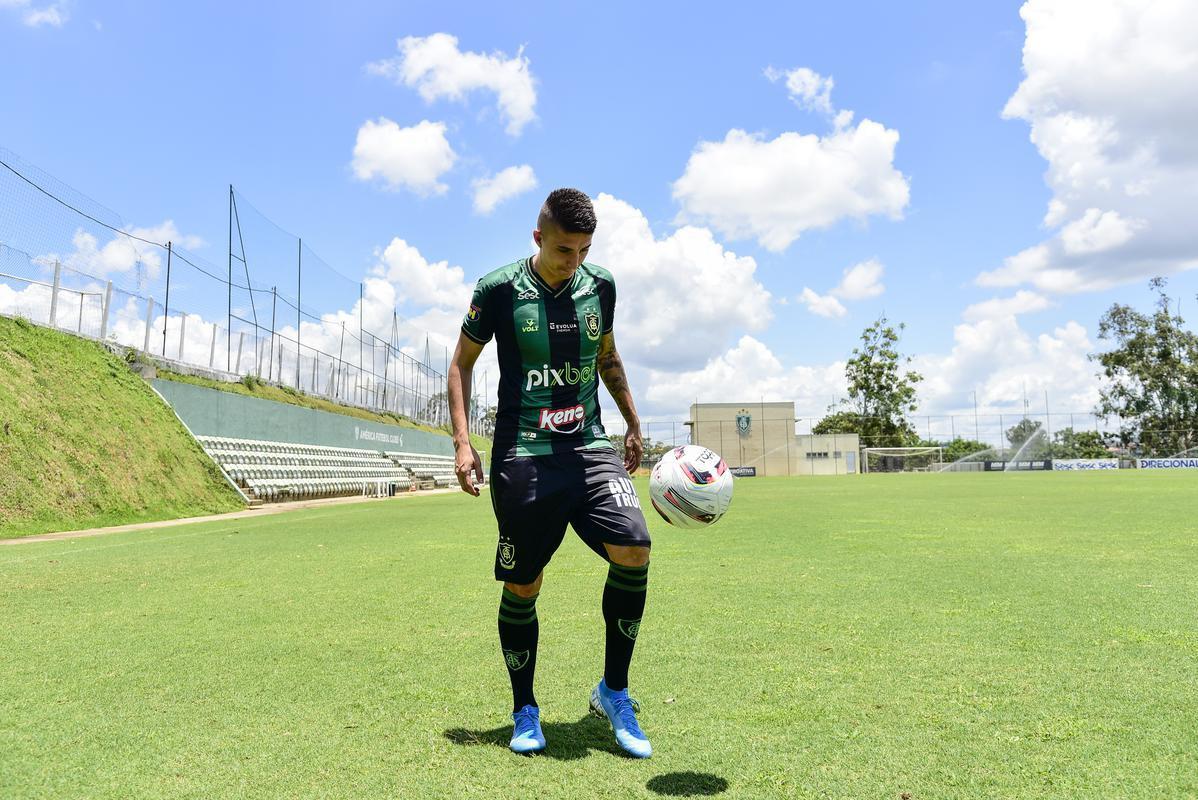 Meia-atacante Índio Ramírez sendo apresentado como novo reforço do América para 2022