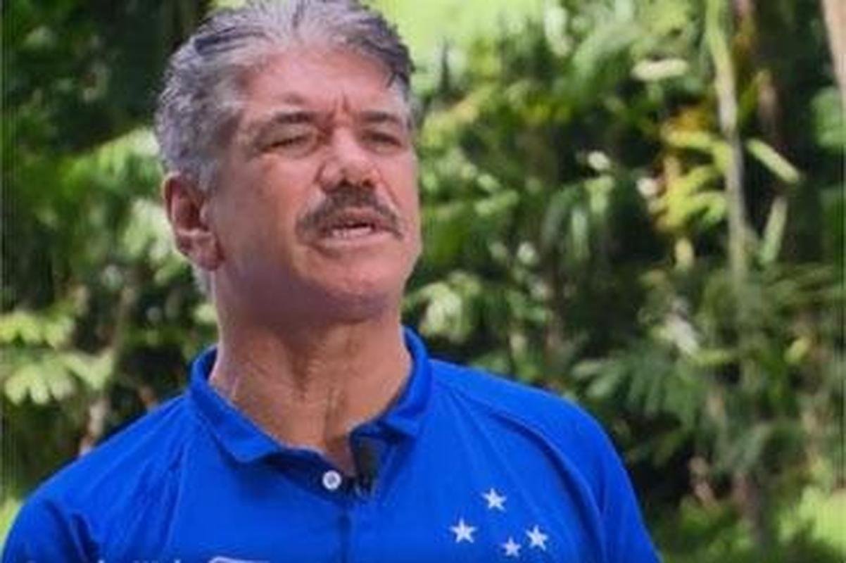 O ator Jackson Antunes  to fantico pelo Cruzeiro que fez amizade com o ex-jogador Palhinha, campeo da Copa Libertadores de 1976.