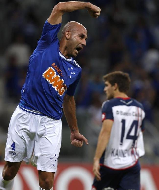 Um uniforme exclusivo para a disputa da Copa Libertadores foi usado em 2014. A camisa, azul, tinha a coroa em alto relevo no peito e gola redonda lisa na cor branca. Tambm foi lanada uma verso reserva dessa camisa, branca.