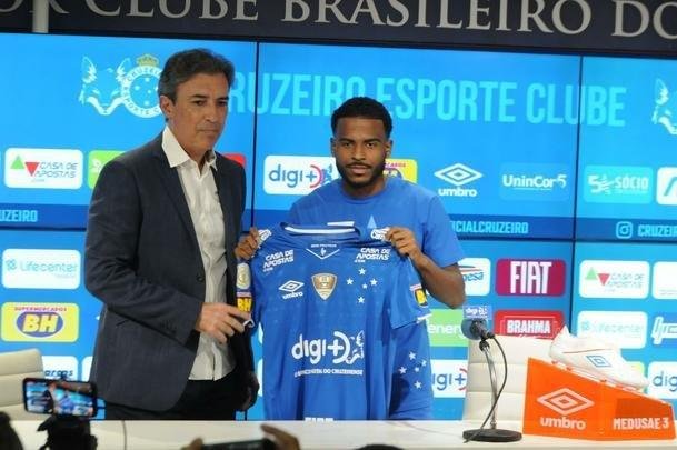 Fotos da apresentao do atacante Ezequiel no Cruzeiro