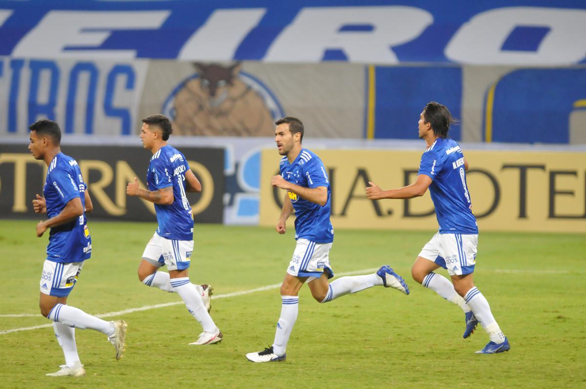 Fotos do jogo entre Cruzeiro e Confiana, no Mineiro, em Belo Horizonte, pela 24 rodada da Srie B do Campeonato Brasileiro