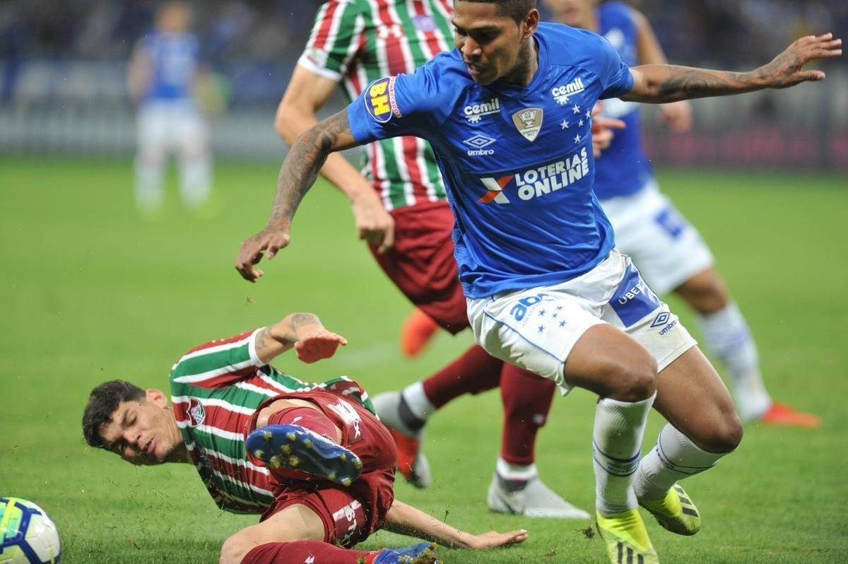 Cruzeiro derrotou Fluminense por 2 a 1, com gols de Raniel e Ayrton Lucas (contra); Henrique, tambm contra, descontou para os cariocas