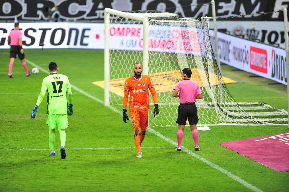 Goleiro Everson, do Atltico, foi heri na deciso por pnaltis contra o Boca Juniors ao defender duas cobranas e ao marcar o gol da classificao: 3 a 1 nas batidas alternadas aps 0 a 0 no tempo normal, no Mineiro.