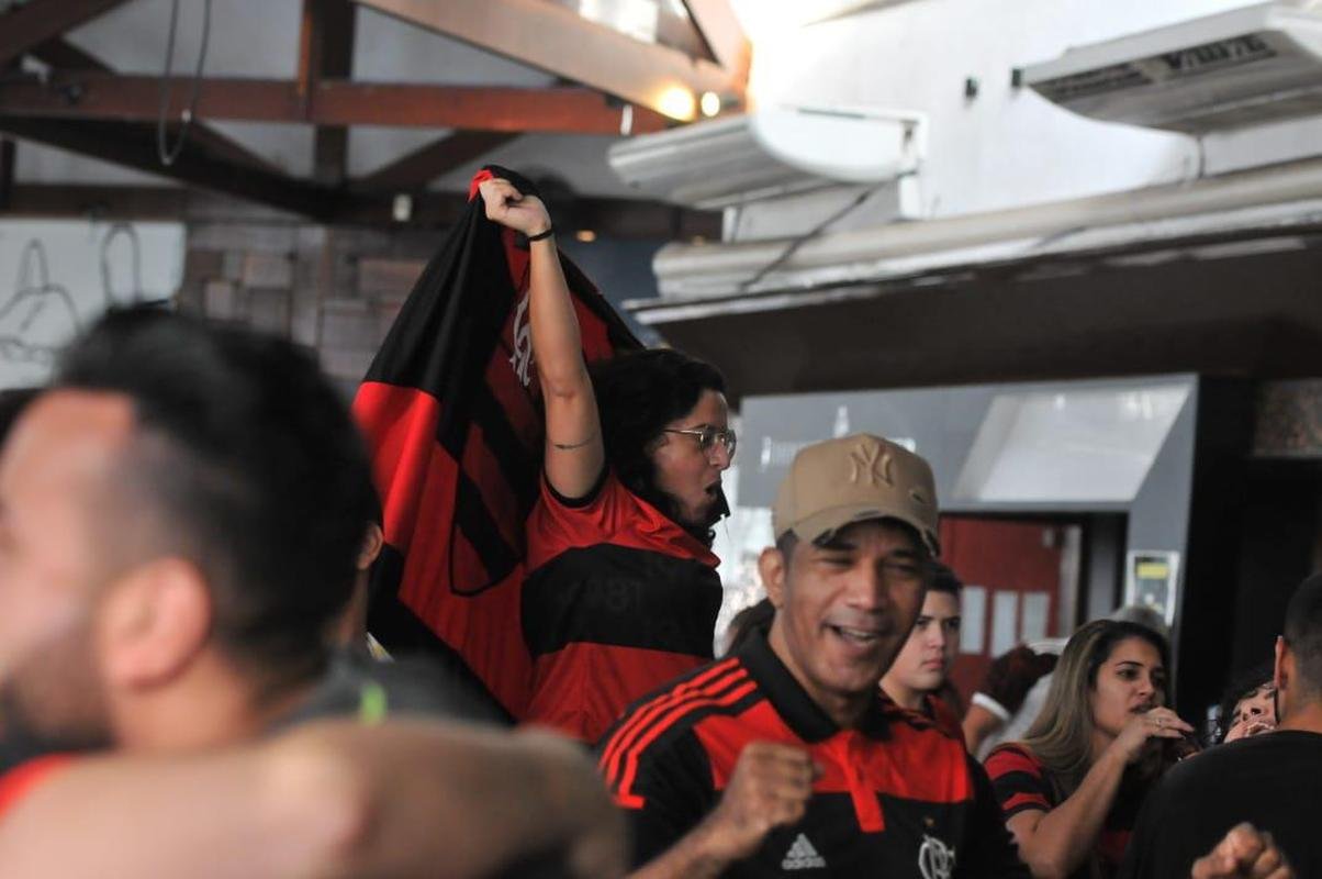 Festa da torcida do Flamengo no Bar Leblon, em BH, com os gols de Gabigol e Bruno Henrique na final da Supercopa do Brasil, em Cuiab. Flamengo virava e fazia 2 a 1.