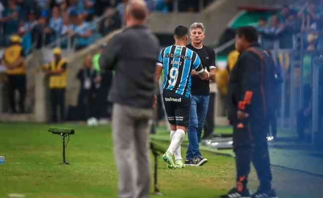 Renato recebe Surez aps a substituio do atacante uruguaio na vitria contra o Inter