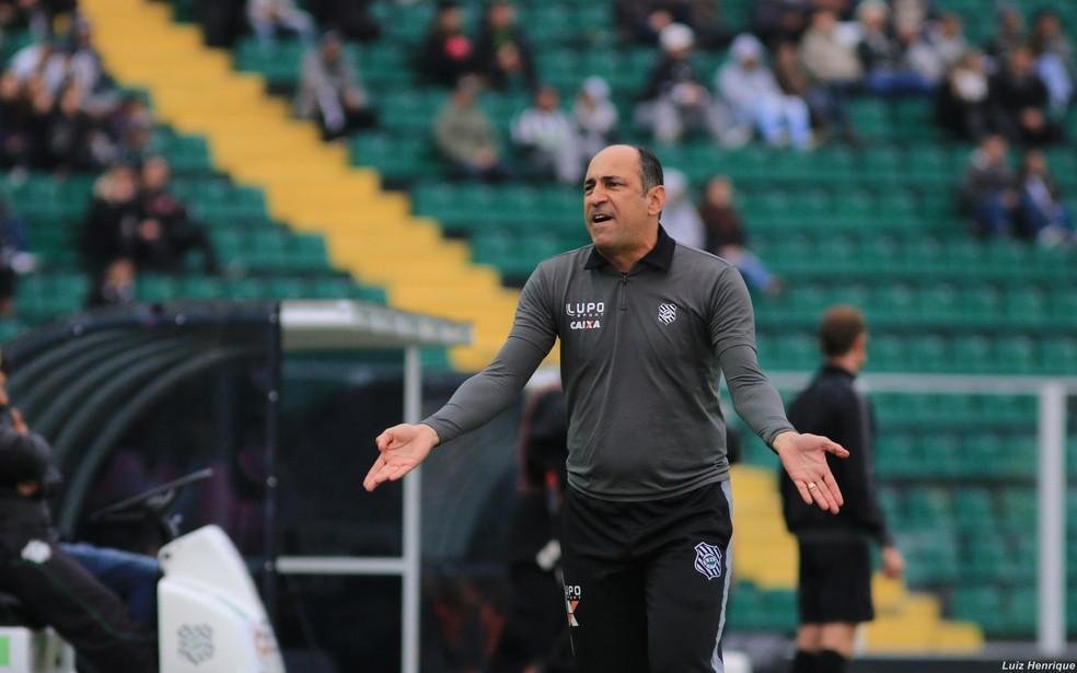 Vincius Eutrpio: Outro ex-Santa Cruz na lista, Eutrpio encerrou sua carreira de jogador com a camisa do Nutico, em 2000. O treinador teve seu ltimo trabalho no Figueirense, na Srie B do ano passado.