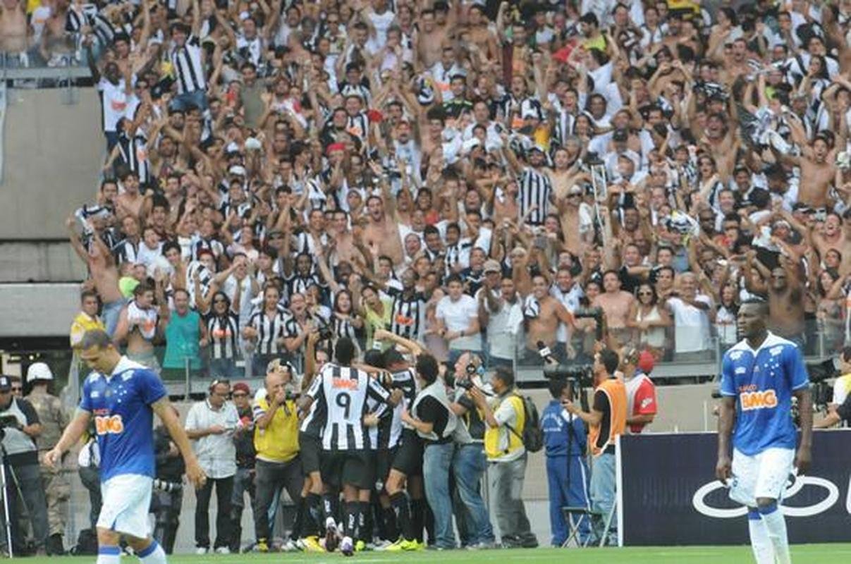 Fotos exclusivas do clssico entre Atltico e Cruzeiro na reabertura do novo Mineiro