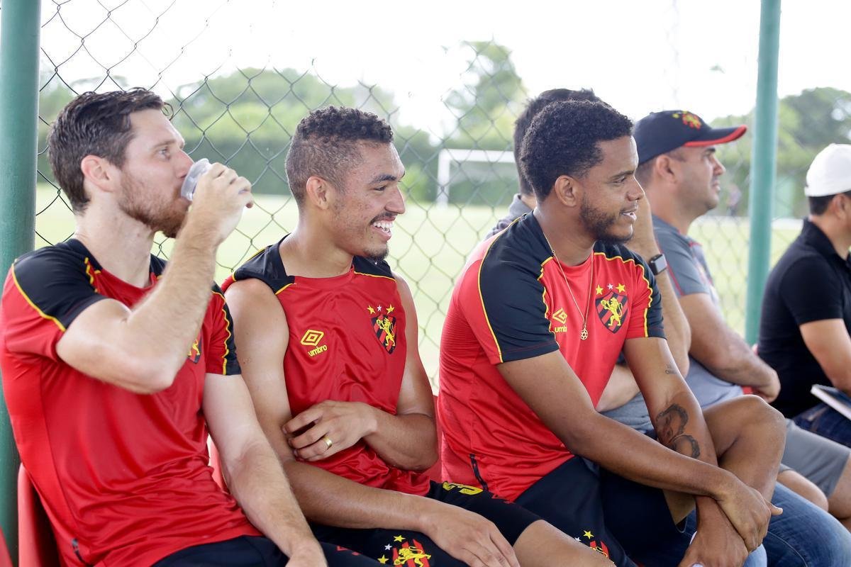 Rithely teve uma manhã agitada no CT do Sport. Ainda sem treinar, o jogador esteve nas instalações do clube para realizar exames fisiológicos junto ao preparador do clube, Inaldo Freire. Depois, apareceu no campo para cumprimentar os companheiros e assistir a movimentação comandada pelo técnico Guto Ferreira. Por fim, concedeu entrevista coletiva, onde abordou o retorno ao clube - confira na íntegra acessando o nosso site