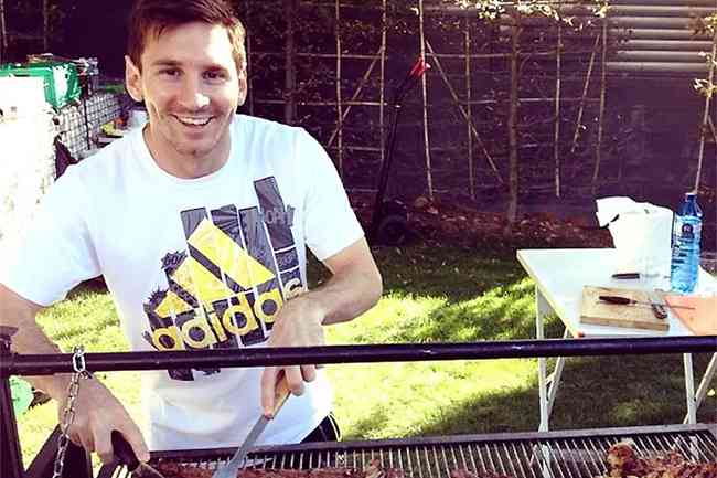 Messi fez churrasco com companheiros de Barcelona e pode ser punido por quebrar protocolo