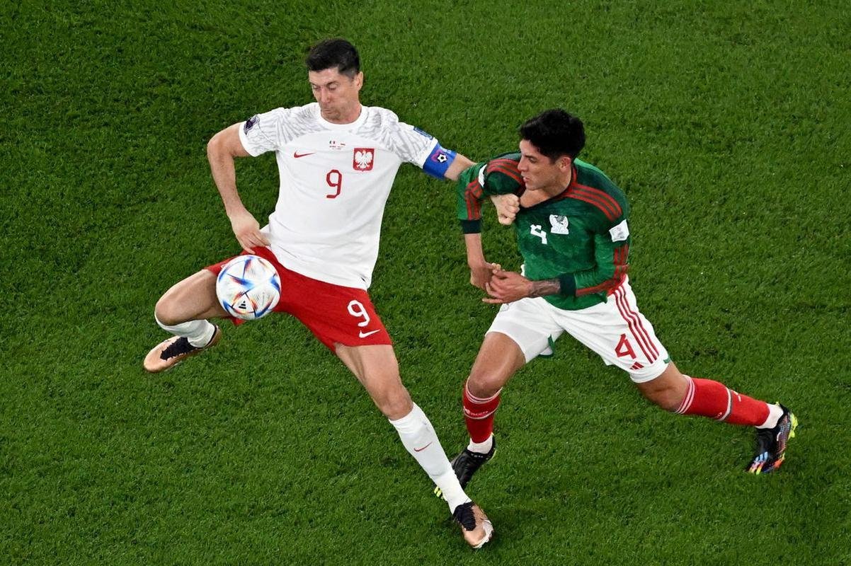 Imagens do jogo entre Mxico e Polnia, pelo Grupo C da Copa do Mundo.