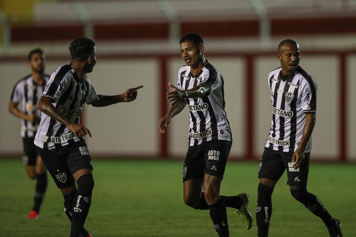 Tombense e Atlético se enfrentaram nesta quinta-feira (4), em partida válida pela 2ª rodada do Campeonato Mineiro. O confronto foi realizado no Estádio Antônio Guimarães de Almeida, em Tombos. No primeiro tempo, uma queda de energia paralisou a partida por cerca de 20 minutos.
