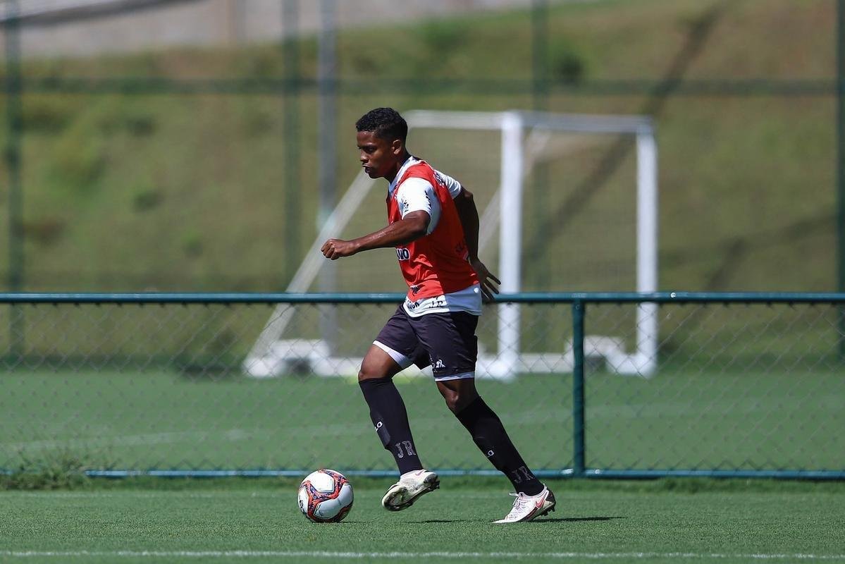 Fotos do coletivo entre profissionais e sub-20 do Atltico