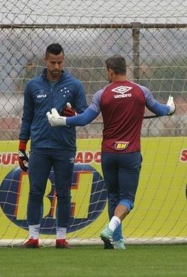 Goleiro Fbio vai a campo sob superviso de preparador Robertinho