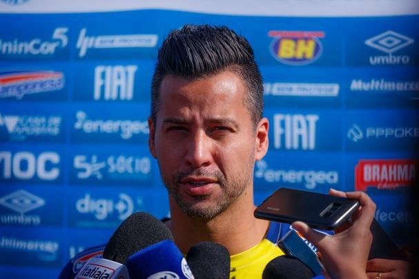 Cruzeiro treinou nesta tera-feira no CT do Grmio, em Porto Alegre, e concluiu a preparao para o duelo com o Internacional, no Beira-Rio, pela semifinal da Copa do Brasil. Time precisa de vitria por dois gols de diferena para ir  final. Se vencer por um gol de vantagem, a deciso ser nos pnaltis. Rogrio Ceni deve escalar o time com Fbio; Edilson, Ded (Fabrcio Bruno), Leo e Dod; Henrique e Robinho; Marquinhos Gabriel, Thiago Neves e David; Pedro Rocha.