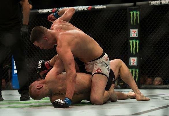 Nate Diaz vence Conor McGregor por finalização na luta principal do UFC 196