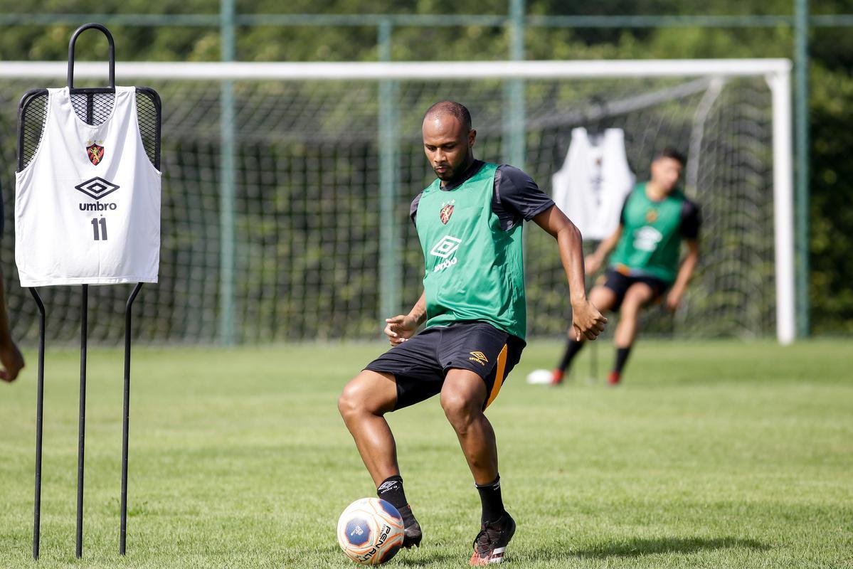 QUINTA-FEIRA: o quarto dia de trabalho foi ainda mais efetivo na atividade com bola, com Daniel Paulista comandando uma participação tática, onde separou os grupos por setores e coordenou e ajustou o posicionamento de cada um. Treinador mostrou-se bem participativo durante toda a semana