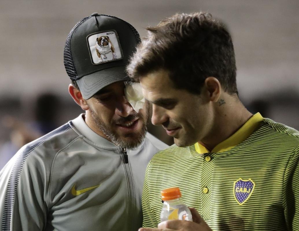 Depois do adiamento da final da Libertadores, jogadores de River Plate e Boca Juniors estiveram no gramado do Monumental de Nez e trocaram algumas palavras amistosas