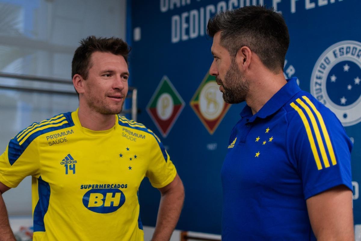 Fotos do primeiro dia de trabalho do Cruzeiro em 2022 na Toca da Raposa II