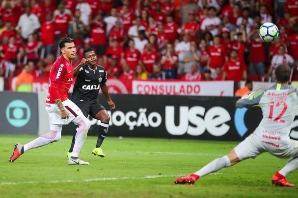 Galo derrotou Internacional no Beira-Rio com gols de Cazares e Terans; D'Alessandro descontou de pênalti