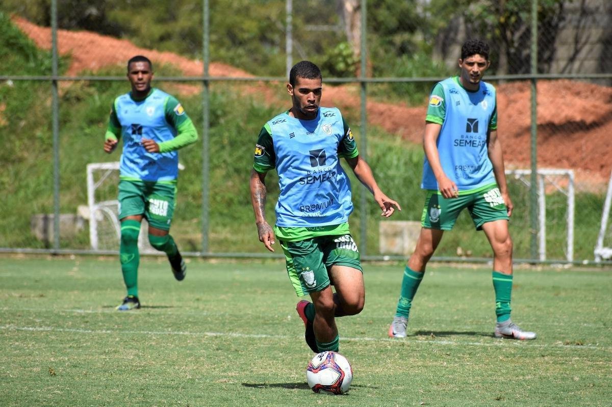O Amrica segue com treinamentos intensivos voltados para a disputa do Campeonato Mineiro. No prximo sbado (27), o Coelho estreia no estadual diante do Boa Esporte, s 19h. A partida ser realizada no Independncia, em Belo Horizonte. A tendncia  que, neste primeiro compromisso, o tcnico Lisca utilize jogadores que tiveram menor minutagem na temporada 2020/21, alm de nomes promissores das categorias de base do clube.