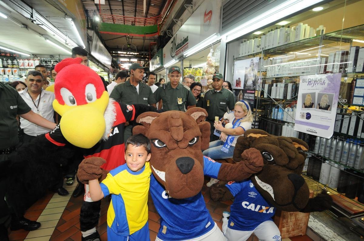 Raposinho e Raposo levaram Urubu, mascote do Flamengo, para conhecer o Mercado Central de BH; teve assdio de torcedores e interesse do carioca pelo queijo mineiro