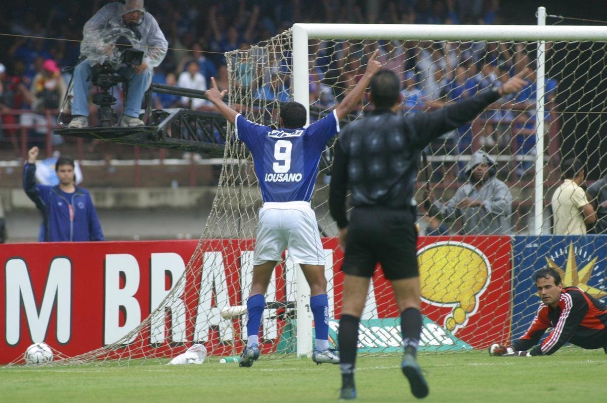 Com o ttulo brasileiro confirmado, o Cruzeiro fez no dia 7 de dezembro de 2003 o jogo da taa e das faixas contra o Fluminense, no Mineiro. Com show de Alex, autor de dois gols, o time celeste goleou os cariocas por 5 a 2 e promoveu nova festa da torcida azul em Belo Horizonte. Jogadores finalmente ergueram a taa oficial do Campeonato Brasileiro, cedida pela CBF, e deram a volta olmpica. Os campees brasileiros de 1966 tambm participaram das comemoraes no Gigante da Pampulha.