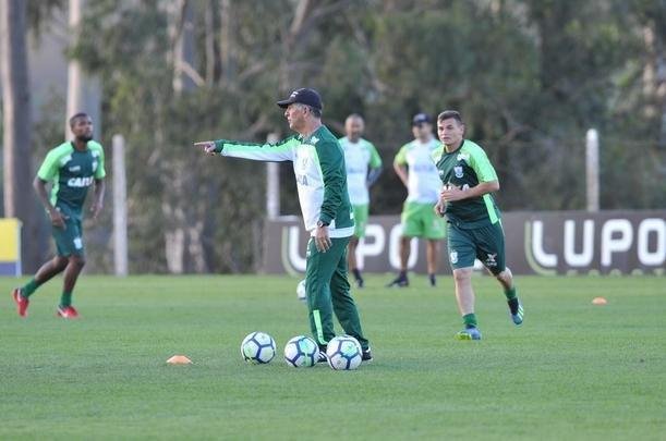 Depois de reunio com elenco e diretoria, Adilson Batista observou treino comandado por Drubscky no Amrica